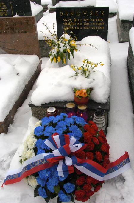 Vodja kabineta predsednika republike položila venec na grob nekdanjega predsednika republike Drnovška